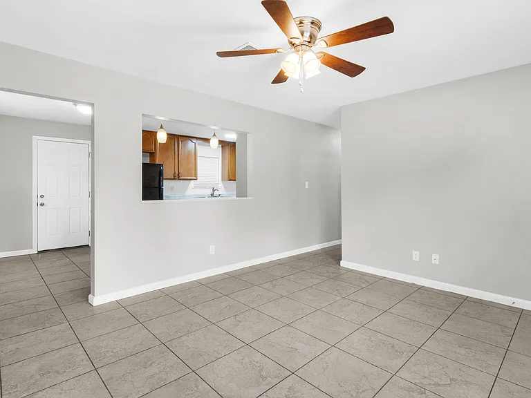 63 Jackson Ave — Photo 2