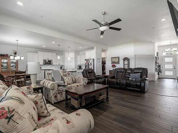 3rd image of 3576 Curtis Dr