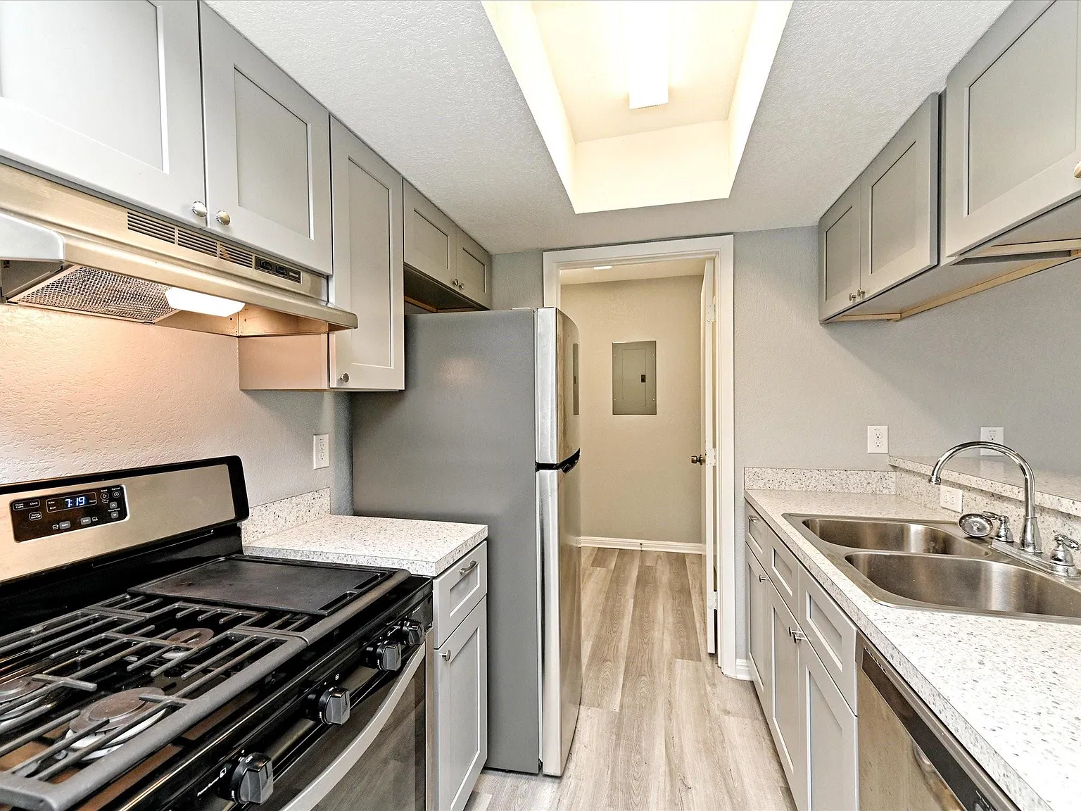 2 bed, 1.5 bath, 979 sqft, $1,475 — Photo 3