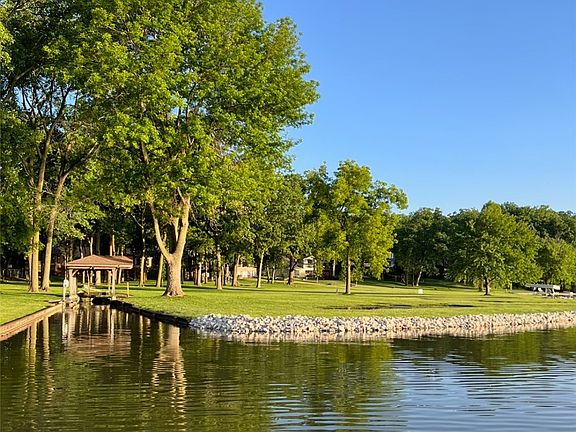 3rd image of 576 Shoreline Dr