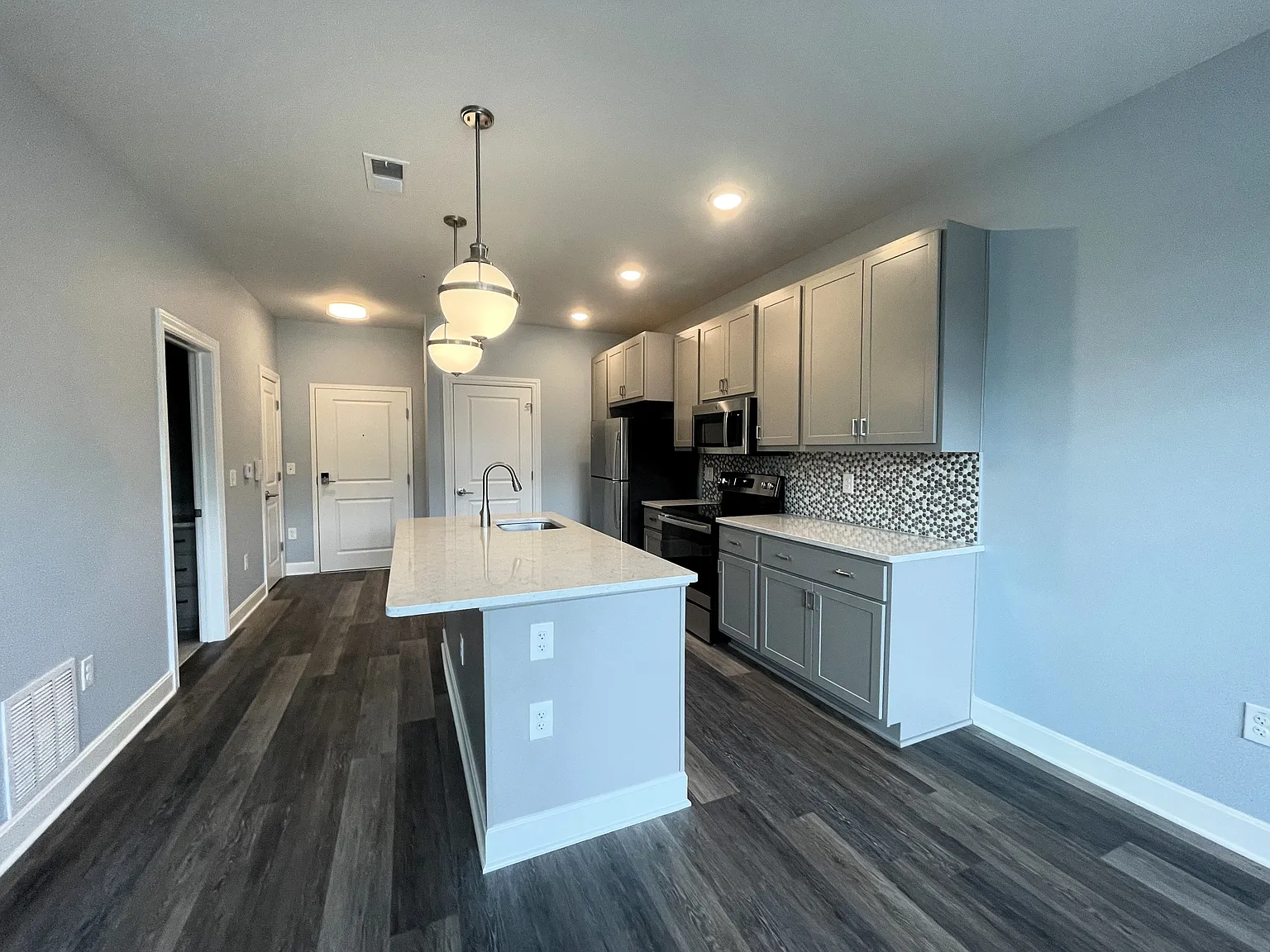18 W Waterloo St — Photo 2