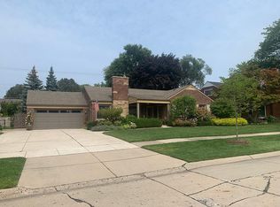 694 Hollywood Ave, Grosse Pointe Woods, MI 48236