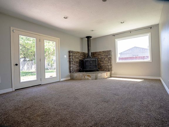 3rd image of 605 Lincoln Dr