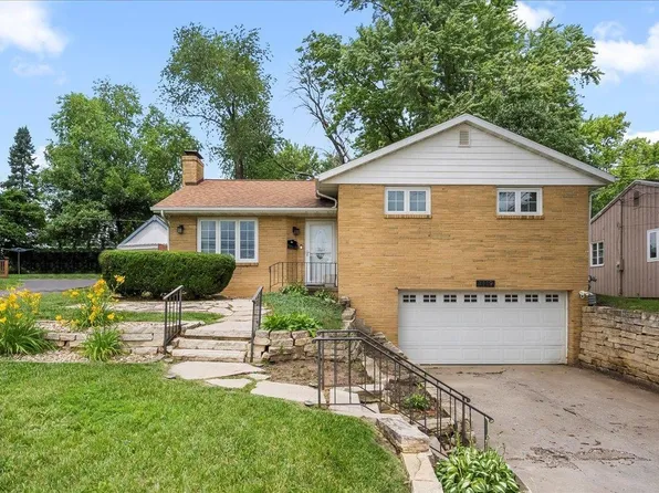 1119 W 12th St, Cedar Falls, IA 50613
