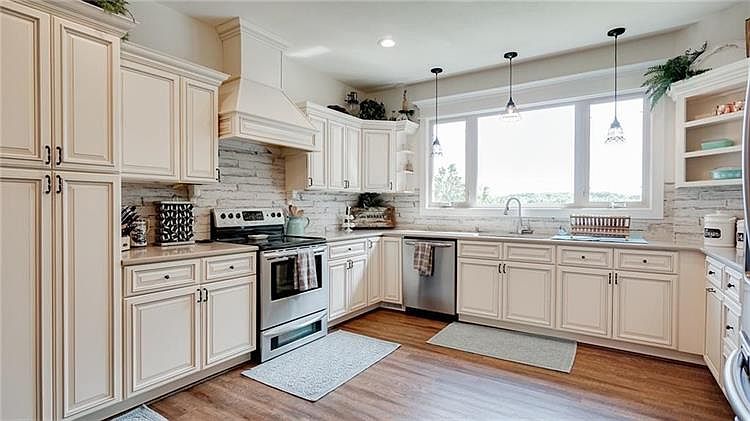 1st image of 31 Eddleston Dr