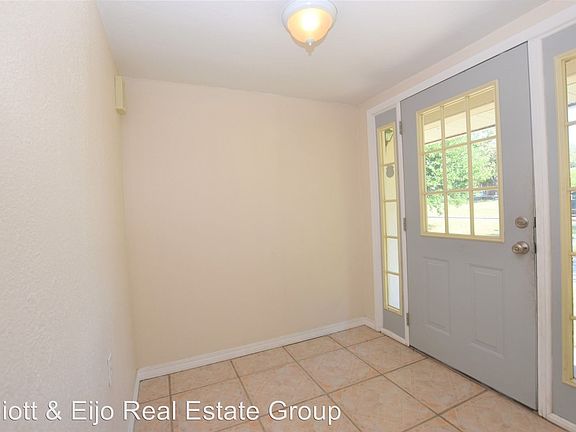 2nd image of 827 Glendale St