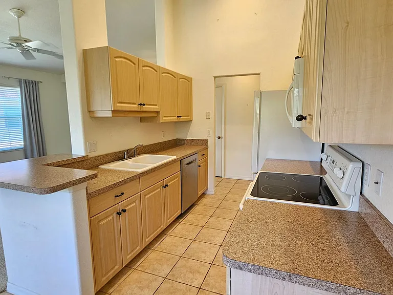 904 Casa Del Lago Way #904 — Photo 21