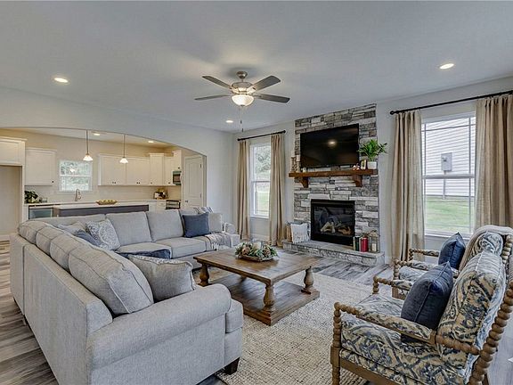 5th image of 213 Legacy Ln
