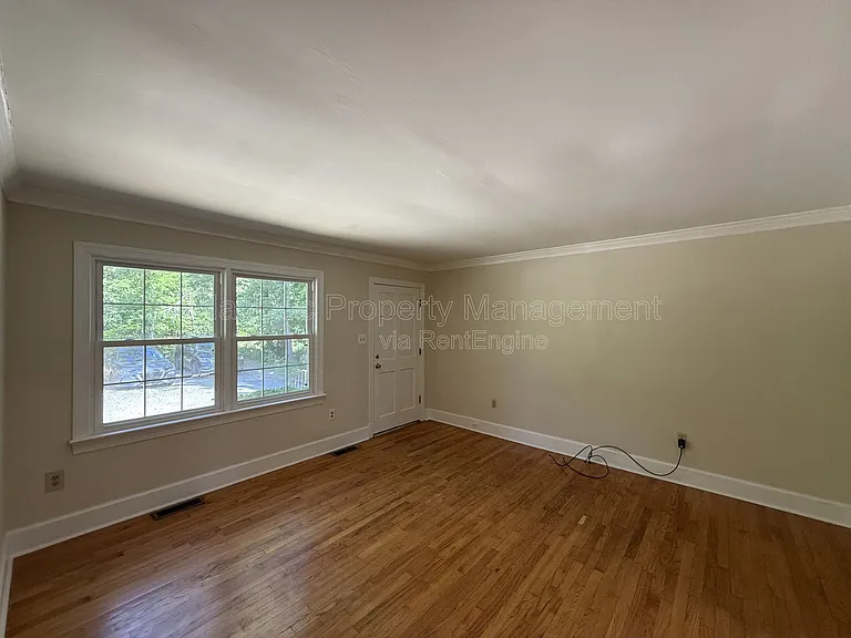 216 W Broaddus Ave — Photo 2