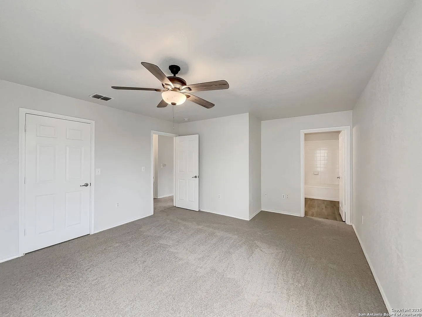 Charming 3 Bedroom 2 Bath home in Northeast Crossing. — Photo 3