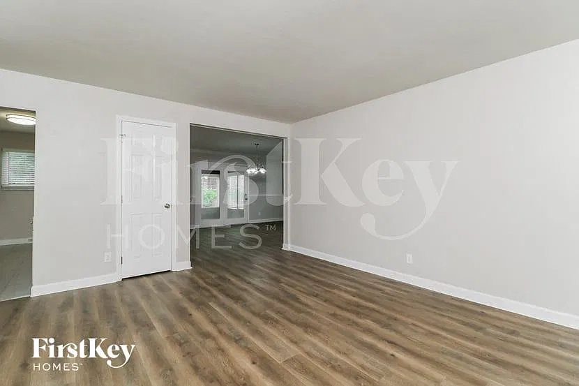 3 bed, 2.0 bath, 1372 sqft, $3,060 — Photo 3