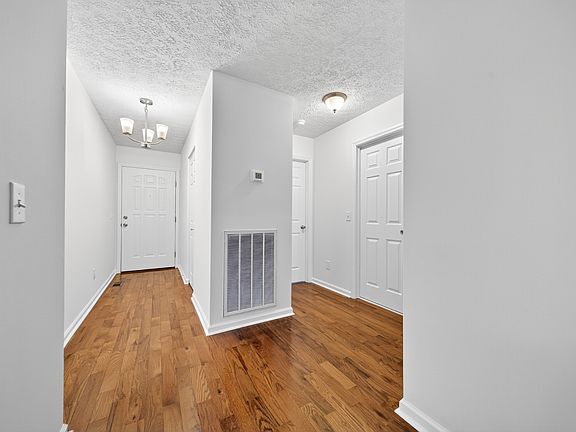 4th image of 157 Bradford Cir