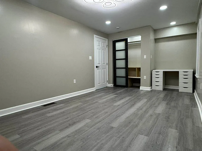 Private room in Downtown close to South Shore hospital 1 min drive and Plaza Wholefood. — Photo 2