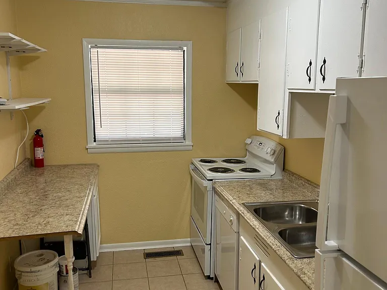1126 McKinley Ave — Photo 6