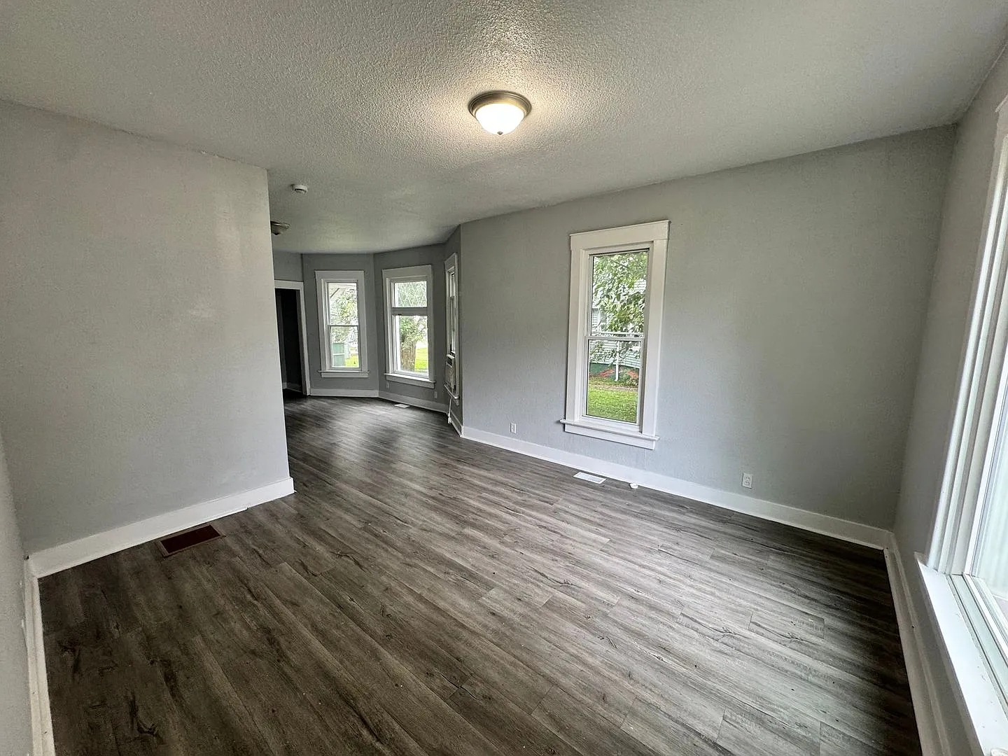 4 bedroom 2 bath house in Rock Island — Photo 2