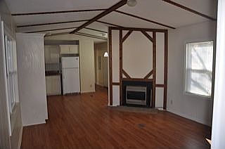 Bright Living w. Fireplace