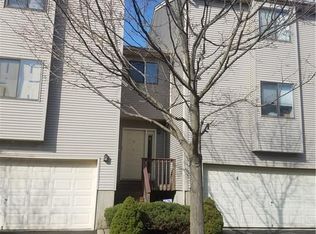 8 Queens Ct, Nanuet, NY 10954