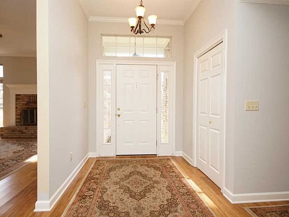 5th image of 55 Norwich Cir