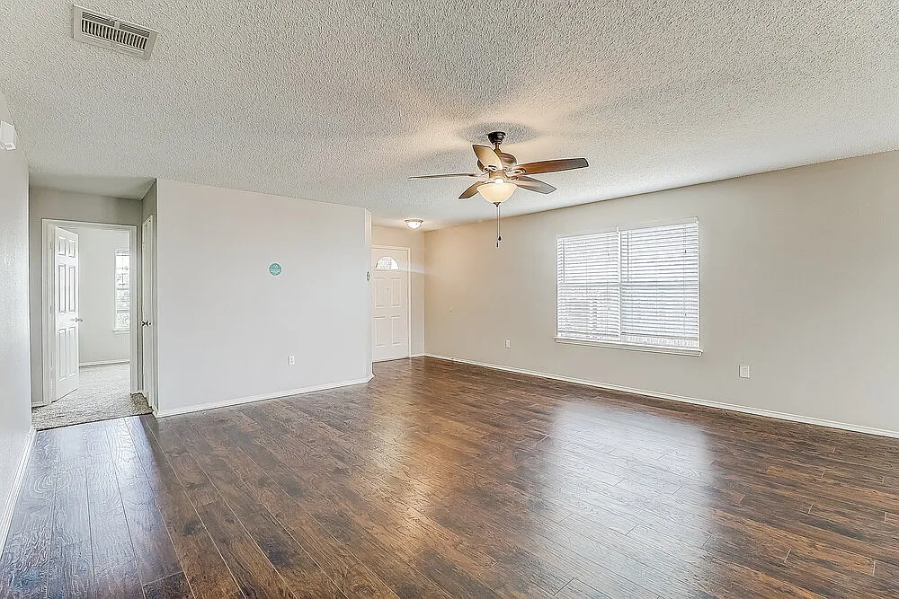 3 bed, 2.0 bath, 1654 sqft, $2,110 — Photo 4