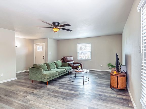 5th image of 720 Sandstone Dr