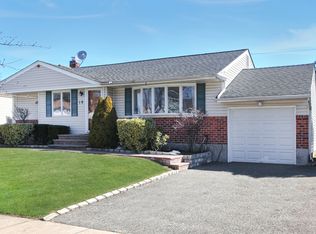 19 Syosset Cir, Syosset, NY 11791
