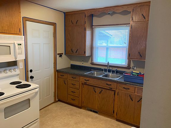 3rd image of 321 Queenan Ave S #1