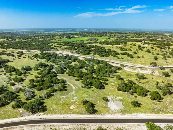72 Oakwater Dr, Fredericksburg, TX 78624