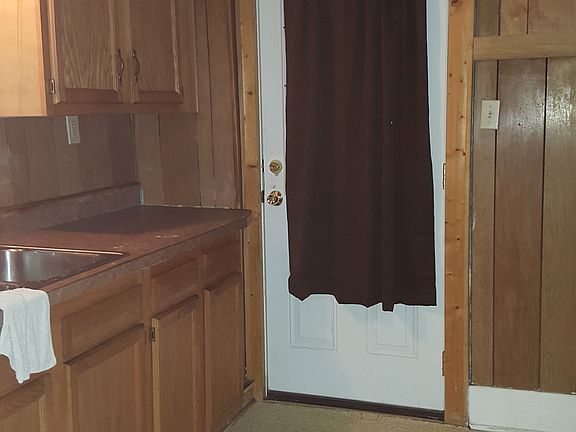 4th image of 872 Glenn St