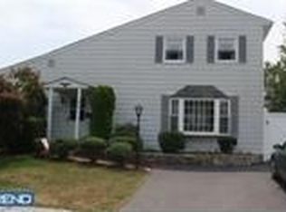 266 Pinewood Dr, Levittown, PA 19054