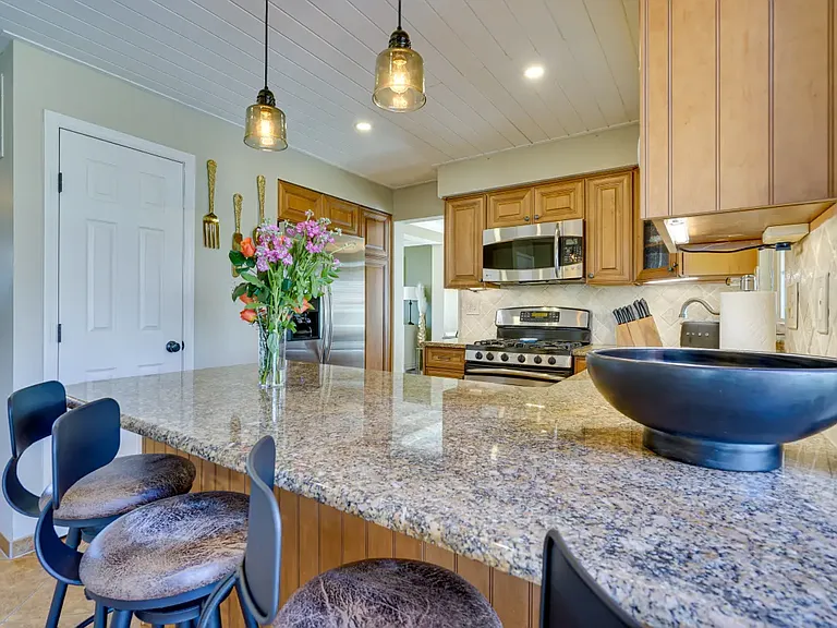 151 Rambling Rd — Photo 12