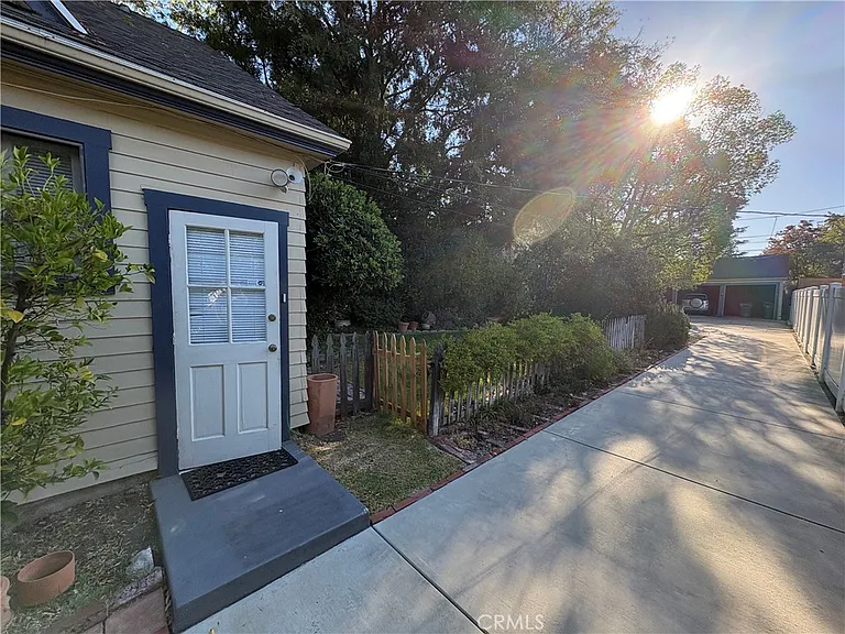 894 S Los Robles Ave — Photo 19