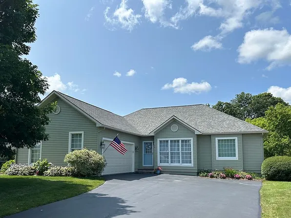 10 S Village Dr, Cazenovia, NY 13035