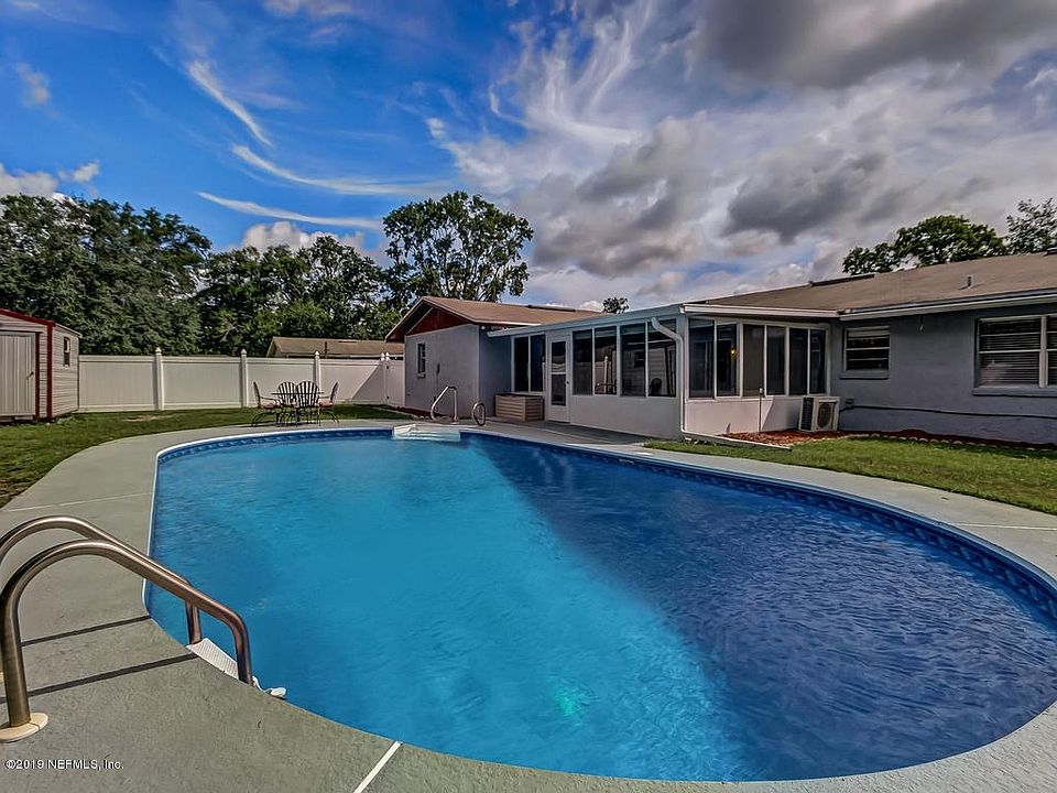 Sparkling Pool Home!