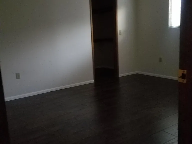 MIDDLE BEDROOM