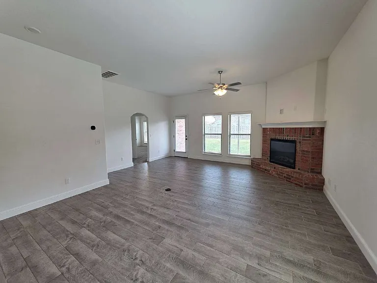 2405 Graham Ln — Photo 2