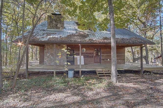 1st image of 689 Woodland Dr