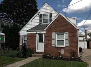 250 White Rd, Mineola, NY 11501