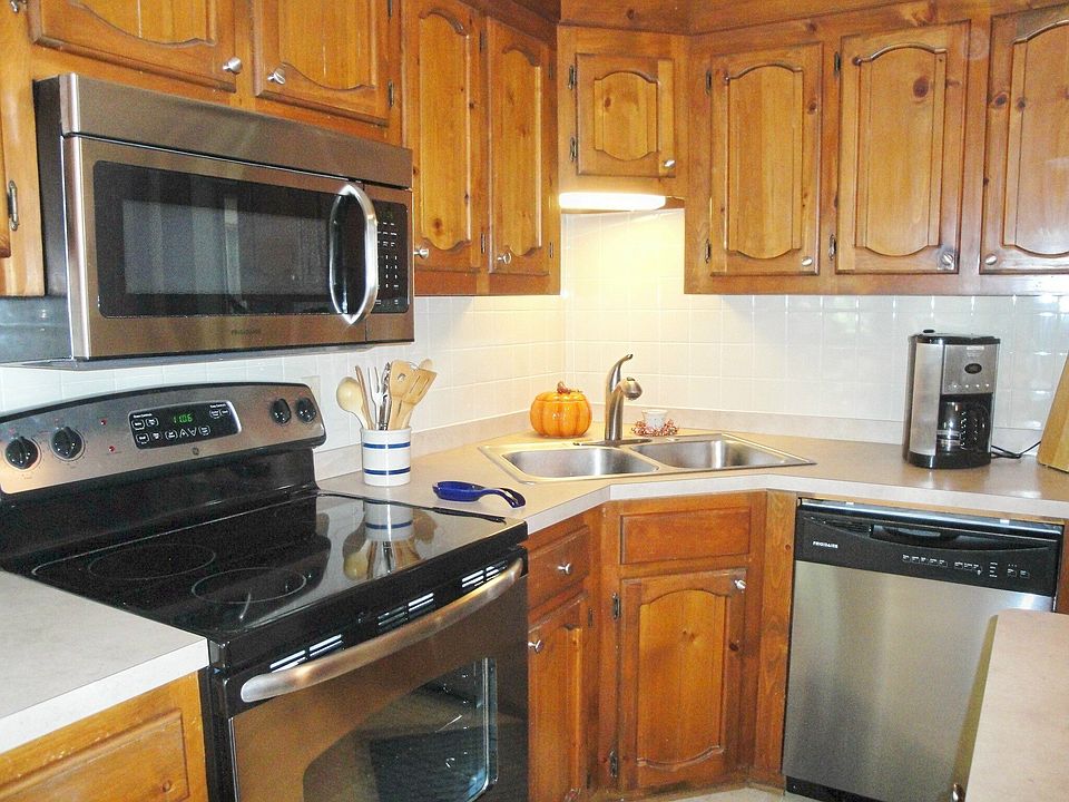 2nd image of 921 Grantham Ln
