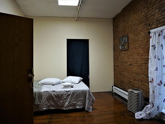 4th image of 307 S Clinton St APT 401
