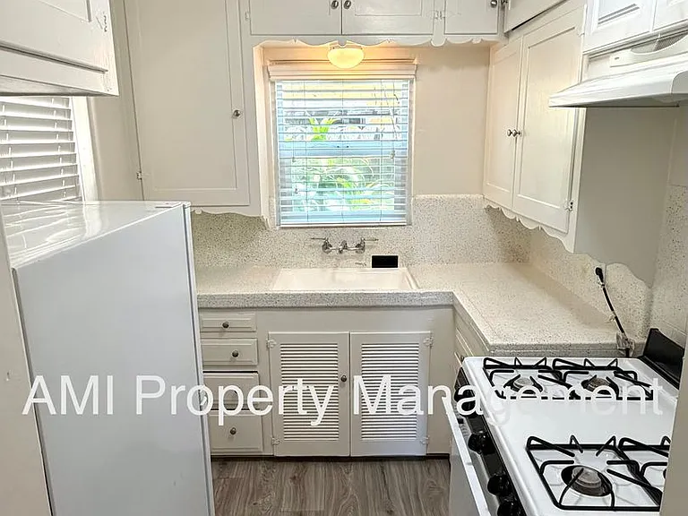 Studio Cottage in a Great Area! Move In Special $1000 Off 1st Month's Rent! — Photo 4