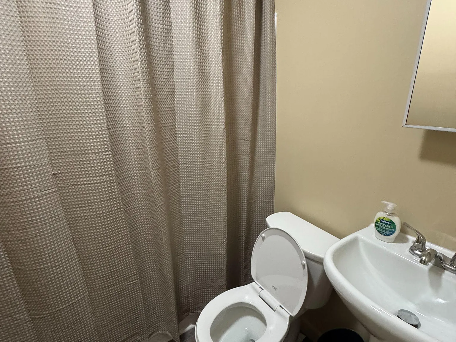 4 bed, 1.0 bath, 1000 sqft, $862 — Photo 2