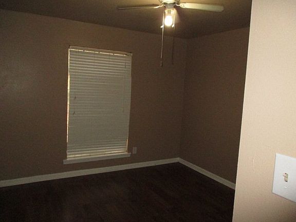 5th image of 704 Lakeshore Dr