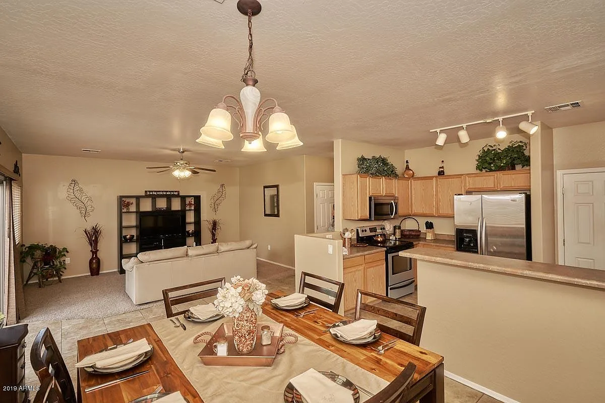 4 bed, 2.5 bath, 2374 sqft, $2,550 — Photo 3