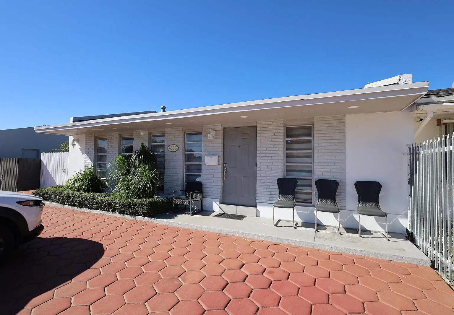 3 bed, 1.0 bath, 1015 sqft, $3,000 — Photo 1