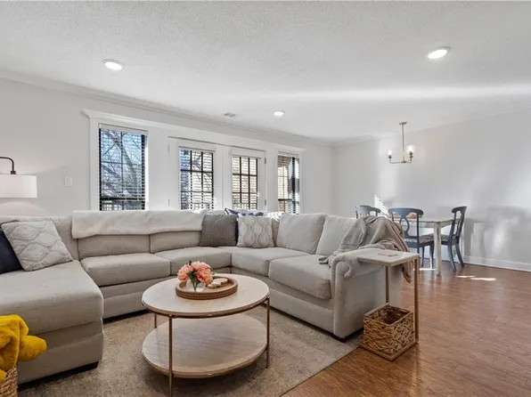 4727 Jarboe St APT 45, Kansas City, MO 64112