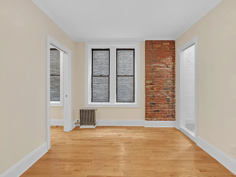 318 E 11th St #6 — Photo 2