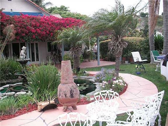 Park like grounds with Koi pond, putting green, BBQ 