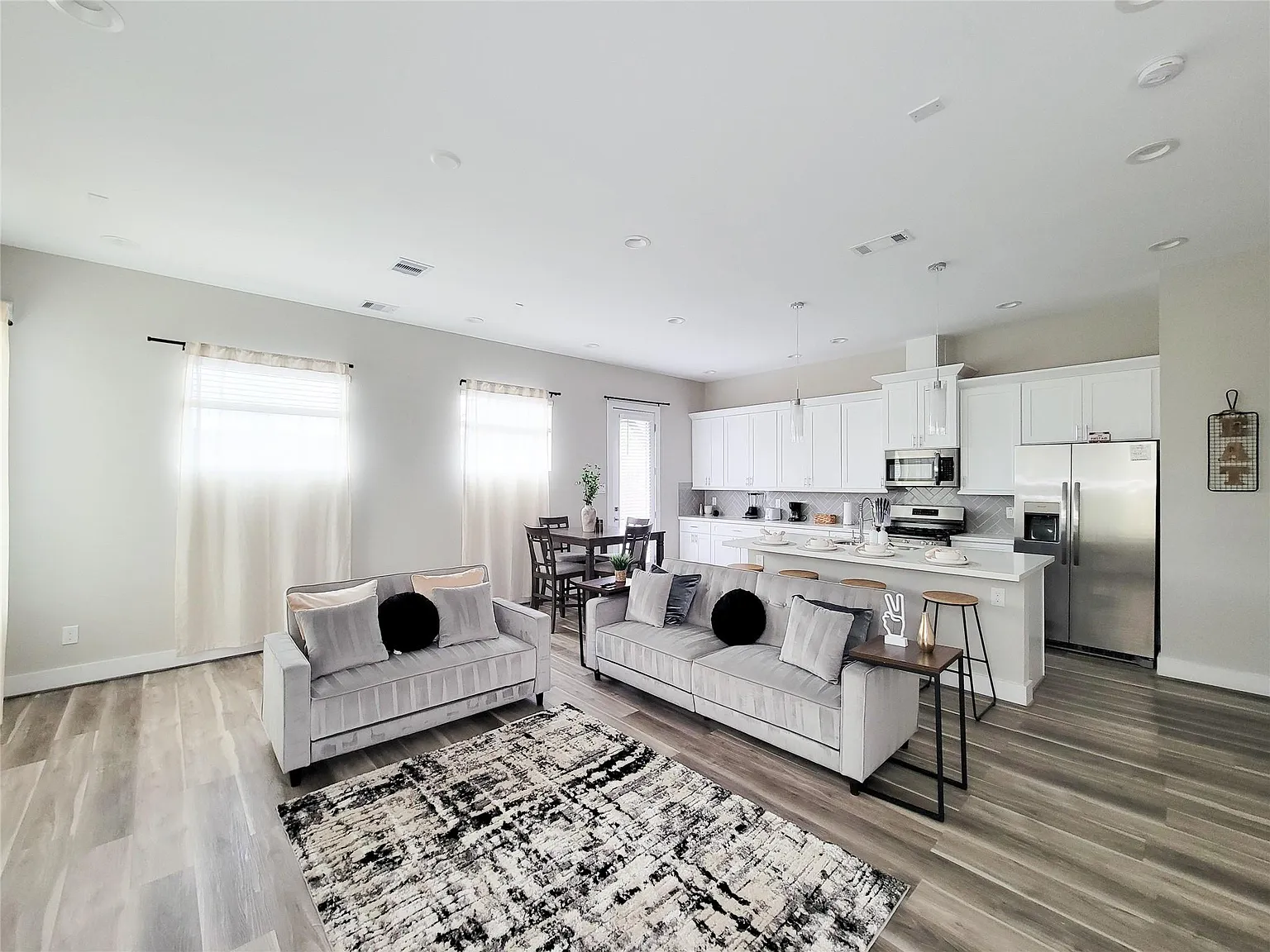 3 bed, 2.5 bath, 1523 sqft, $2,000 — Photo 4