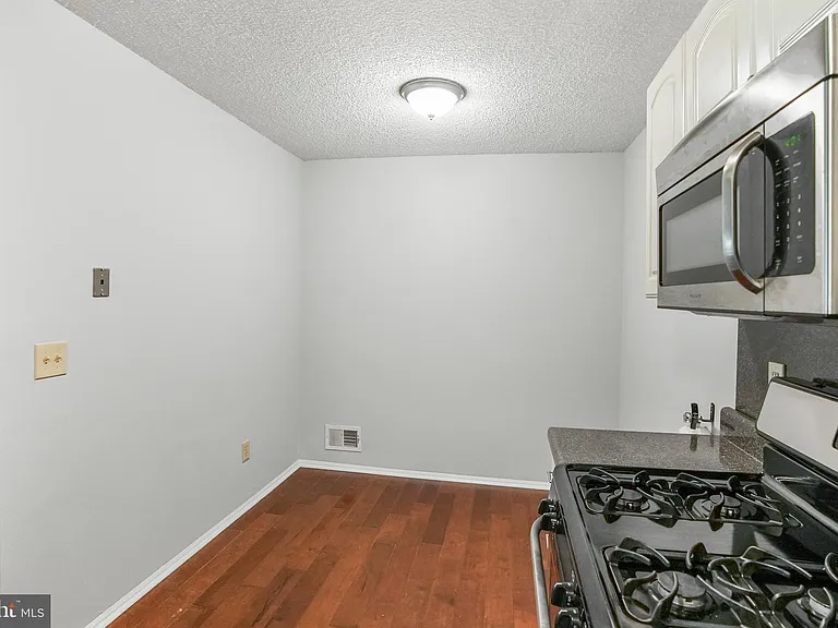 99 Sussex Pl — Photo 8