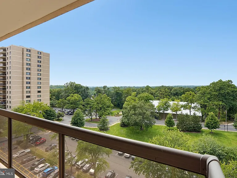 205 Yoakum Pkwy #1002 — Photo 3